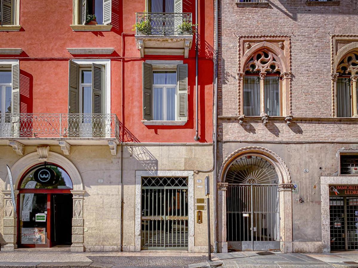 Tra Piazza Erbe E Piazza Bra Raffinata Maison Hotel Verona Exterior photo